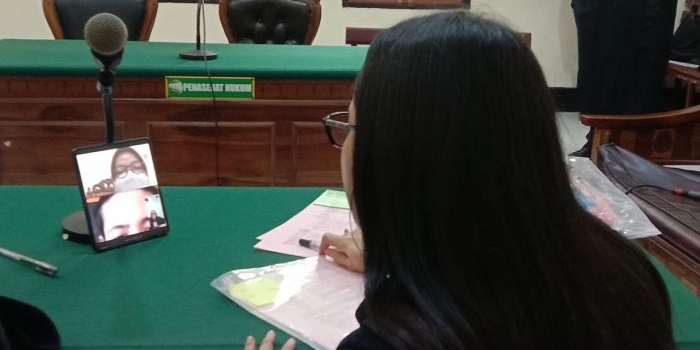 Persidangan terdakwa judi online di Pengadilan Negeri Surabaya.