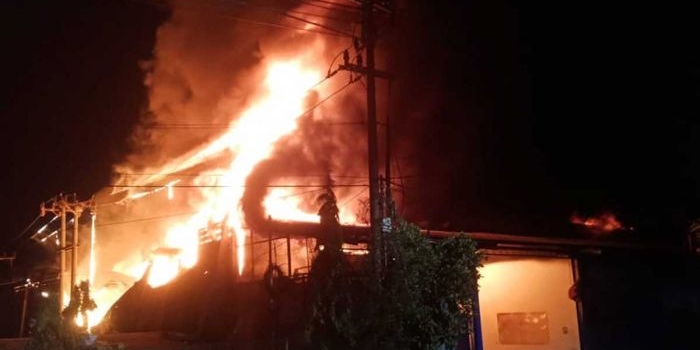 Kebakaran Gudang Limbah Berbahaya dan Beracun (B3) milik PT Jaya Jagat Raya yang berlokasi di Desa Tambak Sawah, Kecamatan Waru, tepatnya sebelah barat PT Siantar Top, alami kebakaran, Kamis (6/6/2024).