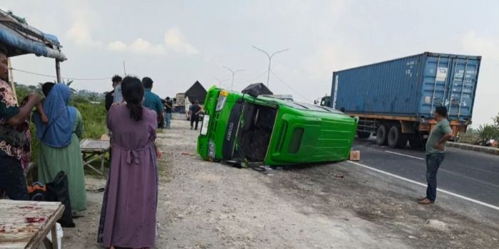 Kondisi mobil Elf yang terguling di JLU Lamongan
