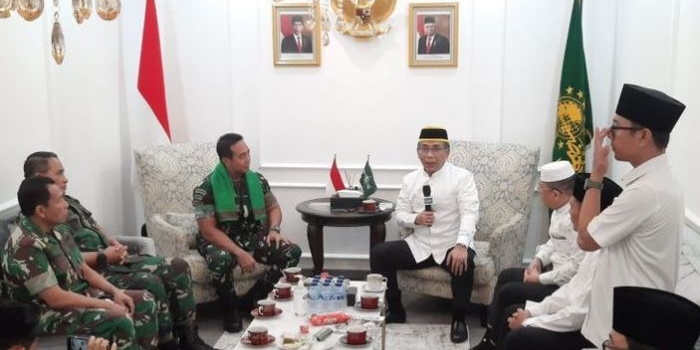 Ketua Umum PBNU KH Yahya Cholil Staquf saat menerima Panglima TNI Andika Perkasa  di Kantor PBNU, Jakarta Pusat, Senin, 23 Mei 2022. Foto: dok. Puspen TNI