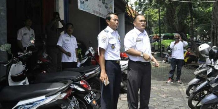 Kabid Pajak Daerah BPPKAD, Agustin Holomoan Sinaga saat razia areal parkir. foto: SYUHUD/ BANGSAONLINE