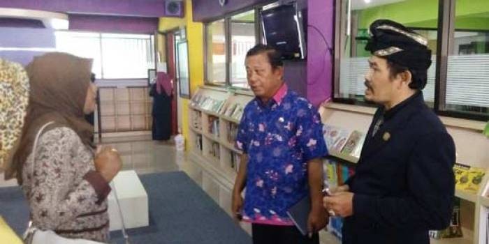 Kasi Pembinaan Perpustakaan Jatim, Purba, ketika mengunjungi Perpustakaan SMANUSA. (foto: syuhud/BANGSAONLINE)