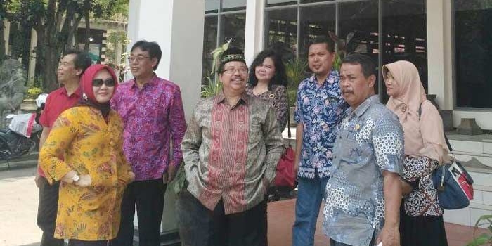 Anggota Komisi B bersama Disubudapora saat melakukan sidak di kawasan obyek wisata Goa Selomangleng. foto: ARIF KURNIAWAN/ BANGSAONLINE 