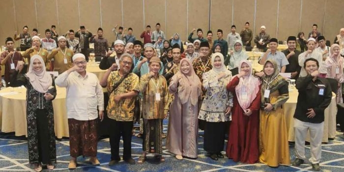 Kepala Disperpusip Jatim, Tiat S. Suwardi, bersama Wakil Ketua Komisi E DPRD Jatim, Hikmah Bafaqih, saat foto dengan para santri dalam sosialisasi Literasi Ponpes.