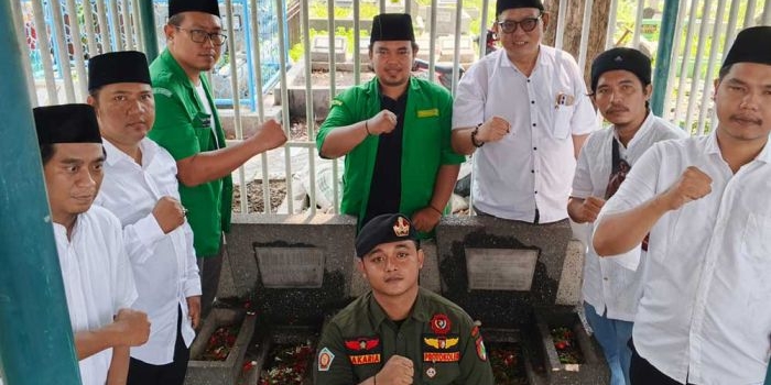 ziarah-ke-makam-wali-kota-surabaya-pertama-fjn-usul-dr-radjamin-nasution-dijadikan-nama-jalan