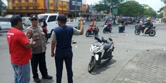 adu-banteng-pemotor-berboncengan-di-simpang-empat-kbd-gresik-1-tewas