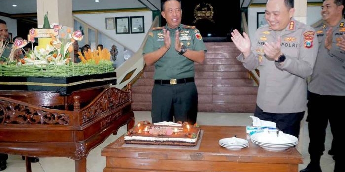 Kapolrestabes Surabaya saat memberikan surprise ke Markas Korem 084/BJ, Kamis (5/10/2023).