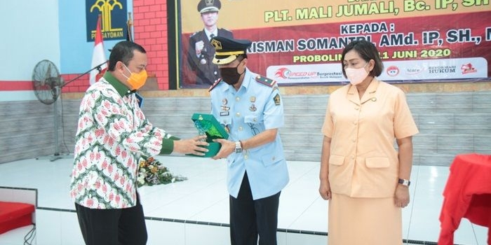 Wawali Subri saat memberikan cinderamata dan ucapan selamat datang di Kota Probolinggo.