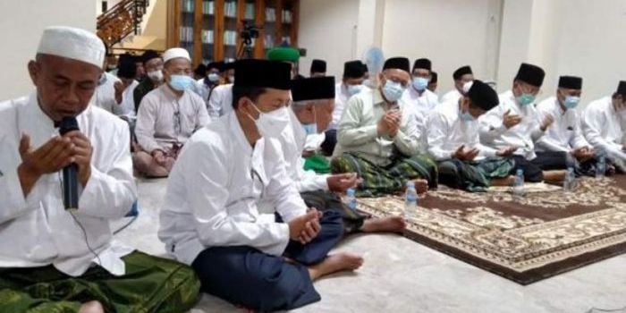 Para ulama dan tokoh Jawa Timur dalam acara salat malam dan istighatsah yang dipimpin Prof. Dr. KH. Asep Saifuddin Chalim, M.A., di kawasan Pondok Pesantren Amanatul Ummah Jl Siwalankerto Utara, Kamis (6/5/2021) malam. foto: mma/ bangsaonline.com