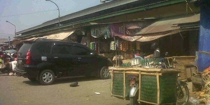 SEMPIT – Kios buah-buahan yang diduga memakai lahan Terminal Krian, sehingga mengakibatkan lahan terminal semakin sempit. foto : daryanto/BangsaOnline

