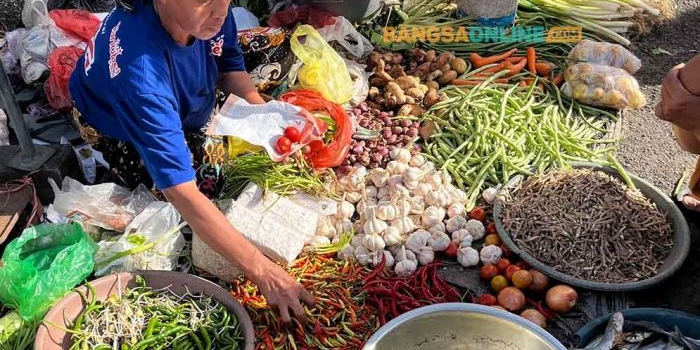 Beberapa harga sembako di Jatim hari ini alami perubahan. Foto: Sulthon/Bangsaonline.