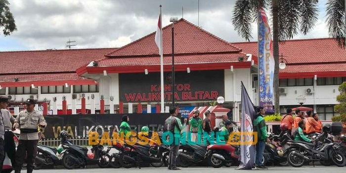 ojol-blitar-demo-tolak-zona-merah-di-stasiun-dan-terminal