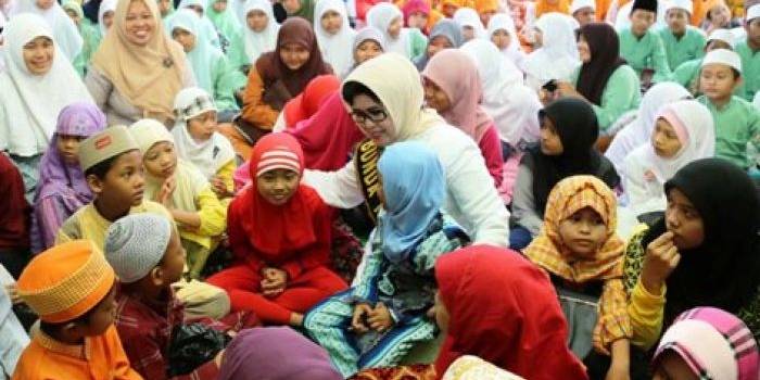 ?

Ny Dra Hj Nina Soekarwo MSi bersama anak yatim. Foto:nisa/BANGSAONLINE