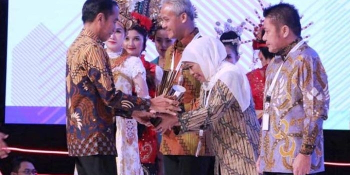 Gubernur Khofifah Terima PPD Tingkat Provinsi 2019 dari-Presiden Jokowi pada acara Musrenbangnas di Hotel Shangrilla, Jakarta, Kamis (9/5).