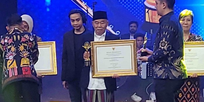 kiai-asep-terkejut-dapat-penghargaan-dari-kpai-sebagai-tokoh-peduli-anak