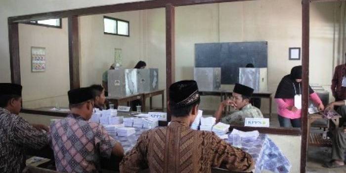 ?Warga Desa Kuningan Kecamatan Kanigoro melakukan pencoblosan ulang di TPS 6 karena adanya kecurangan. foto:tri susanto/BANGSAONLINE