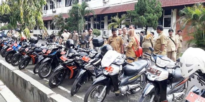 Kendaraan roda dua dan empat yang diperiksa oleh BPK. foto: Erry Sugianto/ BANGSAONLINE