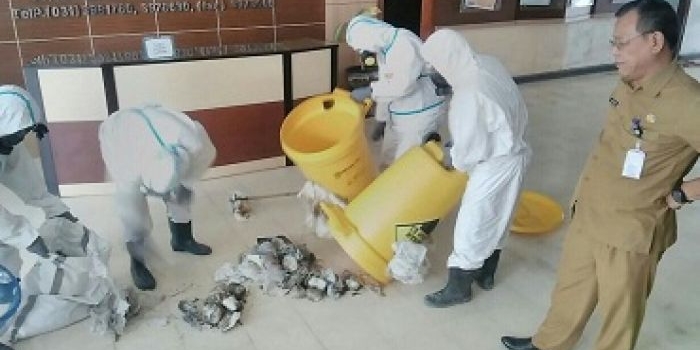 Kepala BLH Gresik Sumarno saat memperhatikan petugas  mendaur ulang sampah.
foto: syuhud/bangsaonline