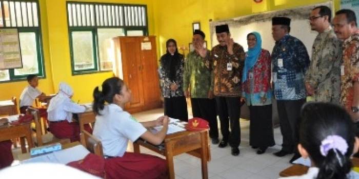 Wabup, Moh Qosim, didampingi Kadispendik, Mahin dan Kemendepag Gresik, Haris Hasanudin ketika sidak Unas di SDN  Sukomulyo, Manyar. (foto: syuhud/BANGSAONLINE)