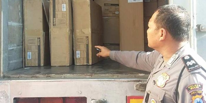 Polisi Ngawi saat melakukan olah TKP pada truk yang digarong pencuri. 