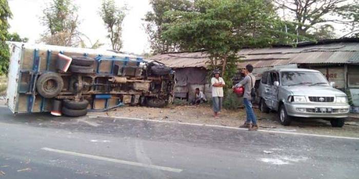 Kondisi truk yang terguling usai menyeruduk motor. foto: haris/BANGSAONLINE