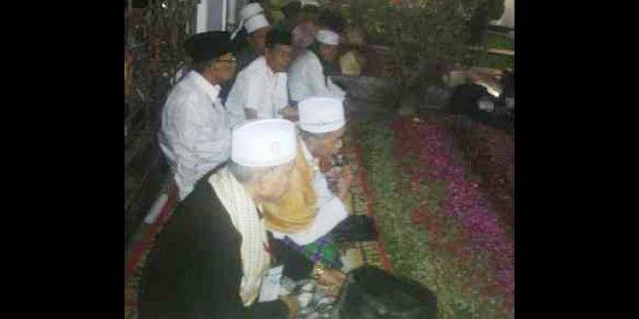 KH Hasyim Muzadi bersama para Kiai di makam Hadratussyaikh Hasyim Asyari, KH A Wahid Hasyim, KH Abdurrahman Wahid (Gus Dur). (foto: BANGSAONLINE)