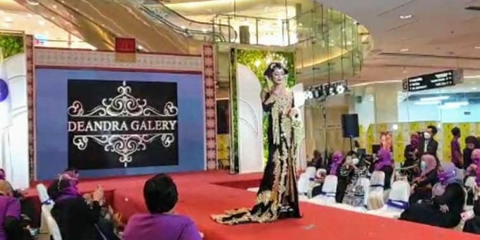 Parade Tata Rias dan Busana Pengantin yang diikuti oleh 40 peserta dari Anggota dan Pengurus MUA Community Surabaya.
