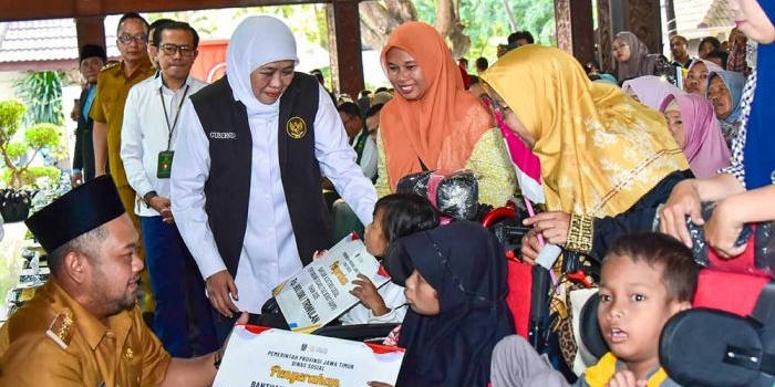 salurkan-rp58-miliar-untuk-masyarakat-gresik-khofifah-jangan-digunakan-untuk-judol