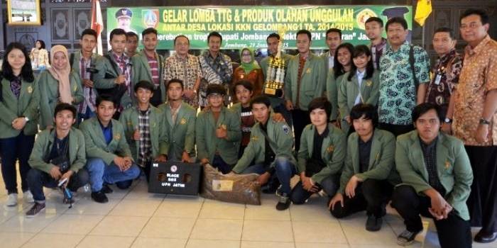 Mahasiswa UPN dan Bupati Jombang foto bersama usai lomba. (Dio/BangsaOnline)