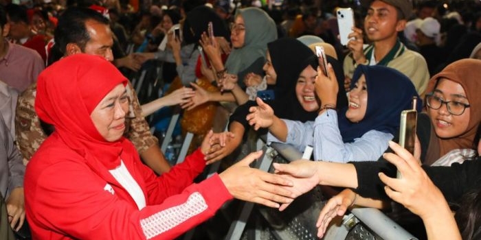 ribuan-warga-jatim-meriahkan-pesta-rakyat-hut-ke-80-kemerdekaan-bersama-khofifah-dan-wagub-emil