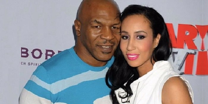 Mike Tyson bersama istrinya, Lakiha Spicer. foto: https://www.youtube.com/watch?v=sPqdMVIyHPI/factsninja.com