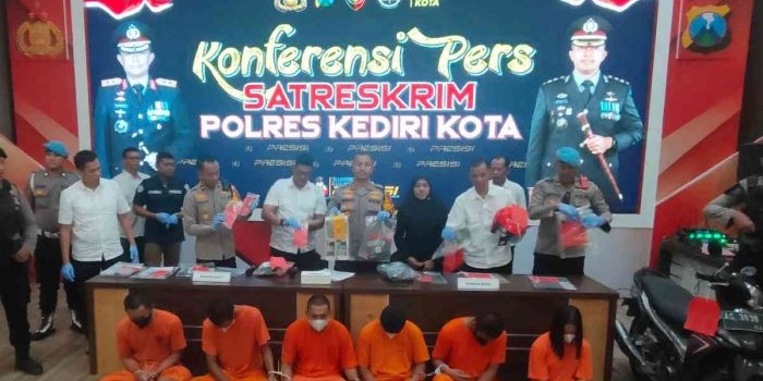 Kapolres Kediri Kota, AKBP Bramastyo Priaji dan jajaran, saat menunjukkan barang bukti dan para tersangka. Foto: Muji Harjita/BANGSAONLINE.com