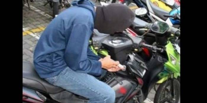 Eka saat memperagakan aksi membandrek motor yang dicurinya. (gunadhi/BANGSAONLINE)