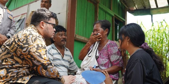Bupati Kediri Hanindhito Himawan Pramana saat berkunjung ke rumah Suyanto. (Ist). 