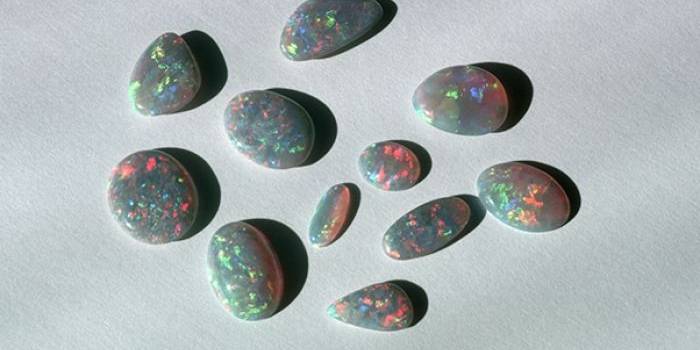 3. Black Opal
Batu permata nasional Australia, Black Opal juga permata paling berharga dari jenisnya. Hampir semua Black Opal ditambang dari Lightning Ridge di New South Wales. Bisa mengeluarkan warna yang brilian, dalam sisi gelapnya, menjadikan opal sangat diminati. Komposisi: Silicon, Hidrogen, Oksigen | Market Value: $ 2.355 per karat.
