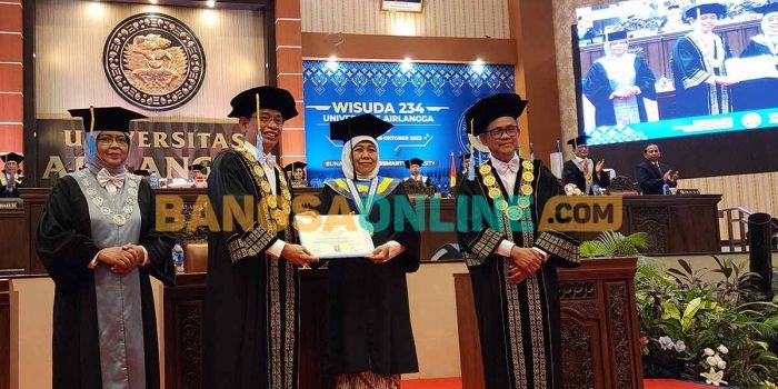 Gubernur Jawa Timur, Khofifah Indar Parawansa, saat meraih gelar Doktor Honoris Causa dari Unair. Foto: DEVI FITRI AFRIYANTI/BANGSAONLINE