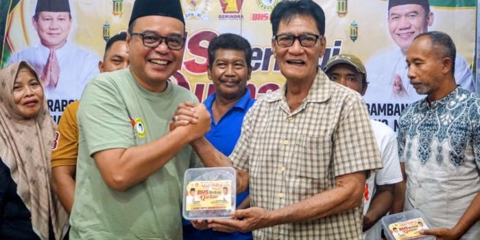 Ketua Tim Pemenangan BHS, Wahyudin menyerahkan paket daging kurban ke masyarakat, di Media Centre BHS, Rabu (27/5/2026). foto istimewa