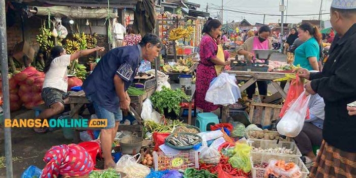 Harga cabai dan telur ayam di Surabaya merosot. Foto: Sulthon/Bangsaonline.