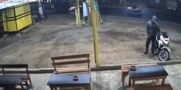 terekam-cctv-motor-pemilik-warkop-di-pasuruan-raib-saat-ditinggal-main-hp