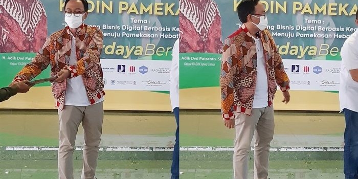 Bupati Baddrut Tamam mengenakan Tamam Batik Jacket yang trendi dengan bahan batik pamekasan karya Embran Nawawi di acara pelantikan Ketua Kadin Pamekasan.