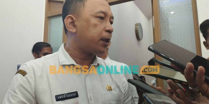 Kepala Diskominfo Sampang, Amrin Hidayat, saat diwawancarai awak media. Foto: MUTAMMIM/BANGSAONLINE