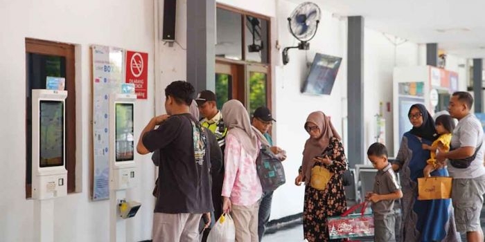 Suasana ruang tunggu di Stasiun Madiun.
