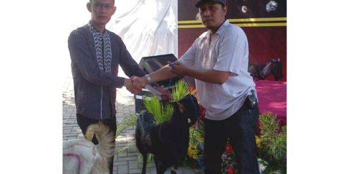 Panitia kurban dari Mapolrestabes Surabaya dan Kabag Sumda Polres Pelabuhan Tanjung Perak menyerahkan kambing melalui wakil dari BANGSAONLINE. foto: rusmiyanto/BANGSAONLINE