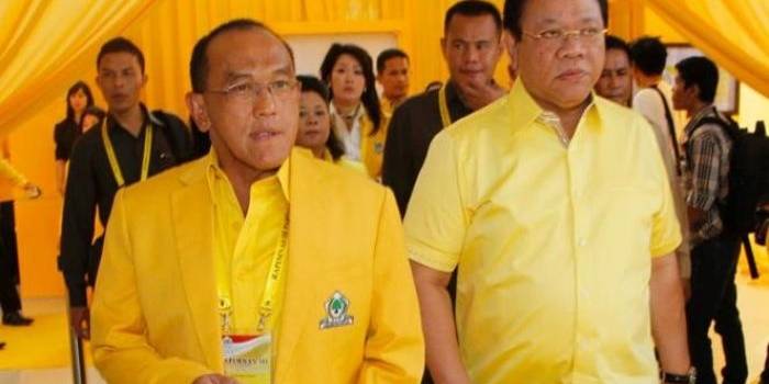 Ketua Umum DPP Golkar Abu Rizal Bakrie dan Wakil Ketua Umum Agung Laksono dalam acara Golkar. Foto:  vivanews.com