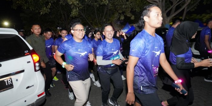 Pj Wali Kota Batu,Aries Agung Paewai saat membaur bersama peserta lari event Dino Night Run Season 2