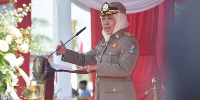 Gubernur Jatim Khofifah Indar Parawansa saat menjadi Inspektur Upacara HUT Satpol PP ke 69, Damkar ke 100, dan Satlinmas ke 57 di Alun-Alun Caruban Kabupaten Madiun.