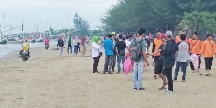 Komunitas Lingkungan Hidup (LH) dan Satuan tugas seluruh Organisasi Peranhkat Daerah (OPD) di Kabupaten Pamekasan mengadakan bersih-bersih simpatik di Pantai Jumiang.