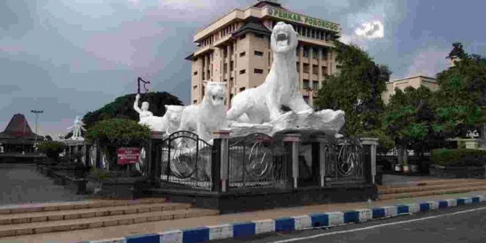 Patung singa di Alun-alun ponorogo. Foto: Salsawisata