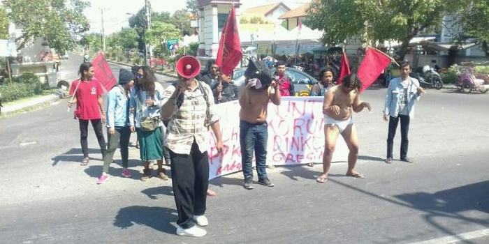 Massa dari LSM Forkot ketika demo di Kejari Gresik. foto: SYUHUD/ BANGSAONLINE