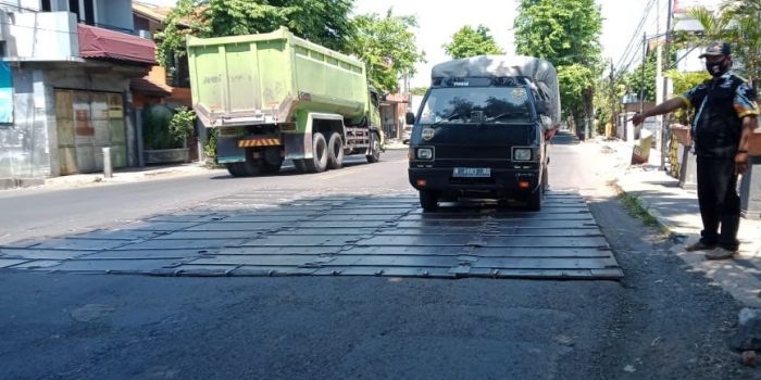 Pelat besi di jembatan dekat Okabawes, Kelurahan Dermo, Kecamatan Bangil, di jalan Nasional Pasuruan-Surabaya yang menjadi sorotan karena terlalu membahayakan pengguna jalan yang melintas.